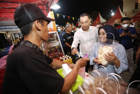 Wali Kota Surabaya Eri Cahyadi bersama ketua TP PKK Surabaya Rini Indriyani dalam Festival Bazar UMKM Surabaya.