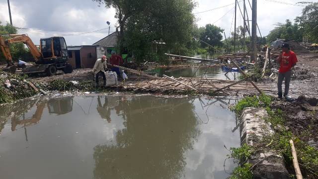 Dengan rob, permukaan air sungai menjadi naik. Banjir rob ini diprediksi tidak hanya melanda Kota Surabaya, tapi juga sebagian besar wilayah pesisir Jawa Timur.