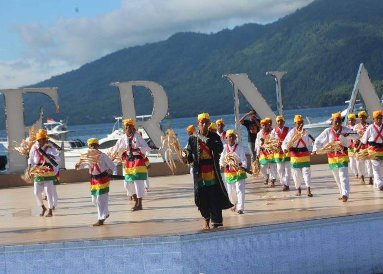 Penampilan Tari Soya-soya, tarian khas Ternate menyambut kedatangan KRI Dewaruci yang membawa misi Pelayaran Muhibah Budaya Jalur Rempah tahun 2022.
