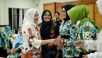 Bupati Bojonegoro Anna Mu’awanah saat melakukan tilik bateh menyapa masyarakat Bojonegoro yang ada di Samarinda di aula Polresta Samarinda.