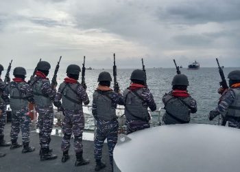 Pelaksanaan latihan bersama KRI Hasan Basri-382 dan KRI Sidat-851 di sekitar perairan Teluk Balikpapan, Kalimantan Timur.