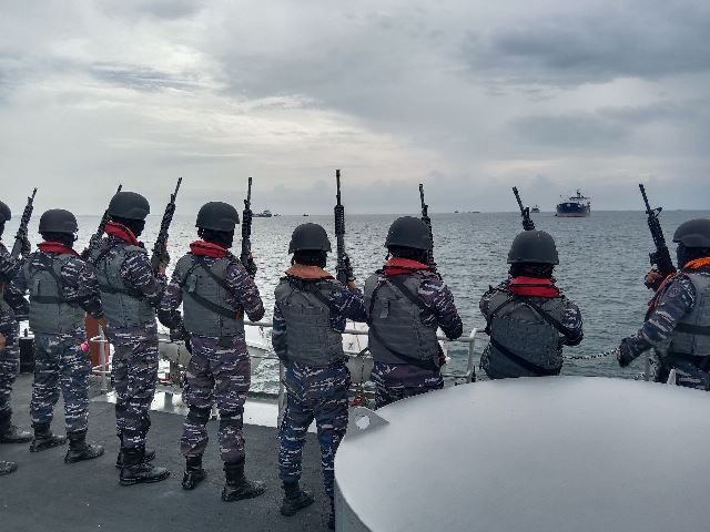 Pelaksanaan latihan bersama KRI Hasan Basri-382 dan KRI Sidat-851 di sekitar perairan Teluk Balikpapan, Kalimantan Timur.