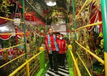 Wali Kota Surabaya Eri Cahyadi saat meresmikan Kampung Ceria dan Kampung Batik Tin Gundih.