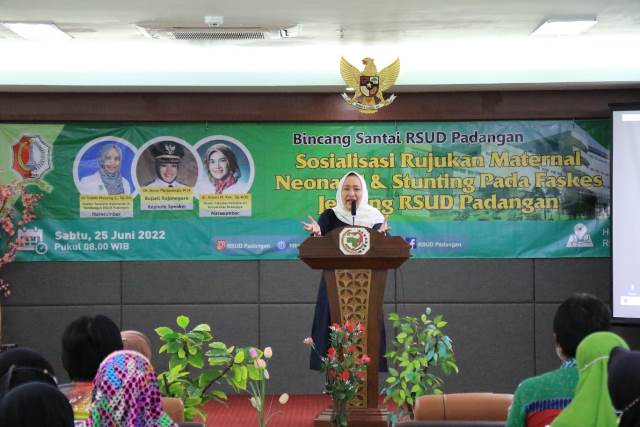 Bupati Bojonegoro Anna Mu'awanah saat menghadiri kegiatan bincang santai RSUD Padangan dalam acara Sosialisasi Rujukan Maternal Neonatal dan Stunting pada fasilitas kesehatan jejaring RSUD Padangan.