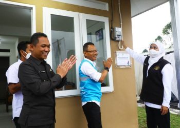 Penyalaan sambungan listrik secara simbolis dilakukan Gubernur Jawa Timur Khofifah Indar Parawansa di  hunian tetap  di Desa Sumbermujur, Kecamatan Candipuro, Lumajang.