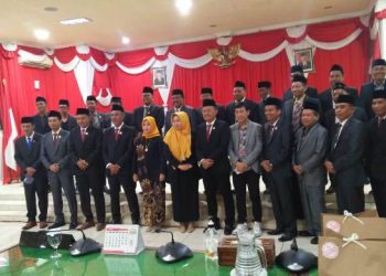 Foto bersama setelah rapat paripurna pergantian antar waktu di DPRD Bojonegoro.