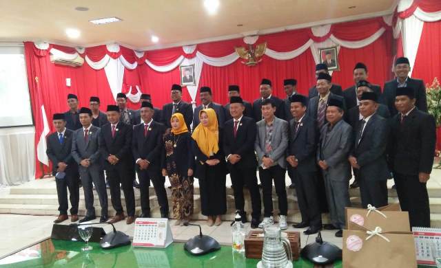 Foto bersama setelah rapat paripurna pergantian antar waktu di DPRD Bojonegoro.