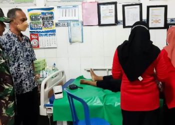 Pendampingan pelayanan KB Metode Kontrasepsi Jangka Panjang (MKJP) yang dilakukan Babinsa Koramil 16/Ngambon Kodim 0813 Bojonegoro.