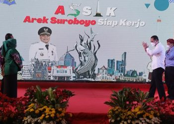 Wali Kota Surabaya dalam launching aplikasi ASSIK di halaman Balai Pemuda.