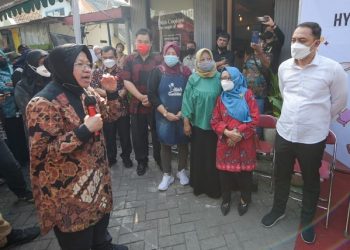 Menteri Sosial RI Tri Rismaharini dan Wali Kota Surabaya Eri Cahyadi menghadiri opening roadshow workshop dan bazar Pahlawan Ekonomi tahun 2022 di kawasan Jalan Ketandan Baru, Kecamatan Genteng, Surabaya.