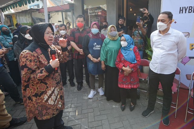 Menteri Sosial RI Tri Rismaharini dan Wali Kota Surabaya Eri Cahyadi menghadiri opening roadshow workshop dan bazar Pahlawan Ekonomi tahun 2022 di kawasan Jalan Ketandan Baru, Kecamatan Genteng, Surabaya.