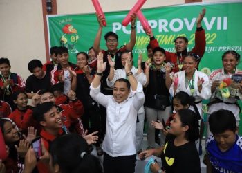 Wali Kota Surabaya Eri Cahyadi membaur dengan para atlet dan suporter menyemangai atlet Surabaya yang sedang berlaga di Porprov Jatim.