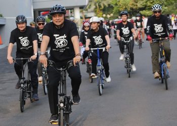 Wali Kota Surabaya Eri Cahyadi, Wakil Duta Besar (Wakil Dubes) Inggris Rob Fenn dan 031 Brompton Community Surabaya bersepeda santai mengelilingi Balai Kota.