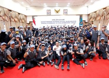 Para atlet Komite Olahraga Rekreasi Masyarakat Indonesia (Kormi) Kota Surabaya berfoto bersama dengan Wali Kota Surabaya Eri Cahyadi. Mereka akan bertanding di Festival Olahraga Nasional (Fornas) VI di Palembang, Provinsi Sumatera Selatan.