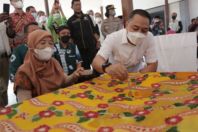 Wali Kota Surabaya Eri Cahyadi membatik dalam peresmian Rumah Padat Karya Dukuh Sutorejo di Jalan Labansari nomor 1 Kecamatan Mulyorejo.