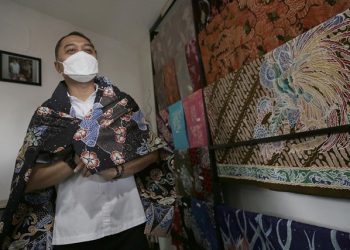 Wali Kota Surabaya Eri Cahyadi mengenakan batik hasil Rumah Padat Karya Dukuh Sutorejo.