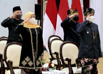Gubernur Jatim Khofifah Indar Parawansa dan Wakil Gubernur Jatim Emil Elestianto Dardak dalam peringatan Hari Lahir Pancasila  secara virtual di gedung Negara Grahadi.
