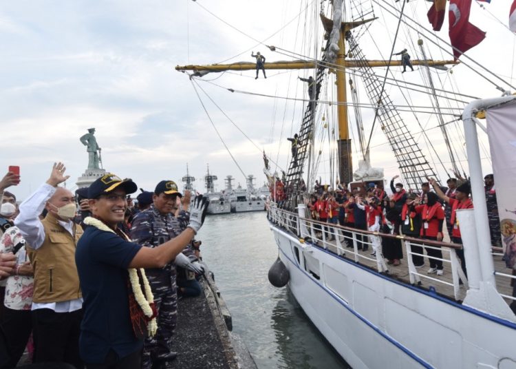 Pelayaran muhibah dan festival budaya jalur rempah dilakukan oleh Mendikbudristek Nadiem Anwar Makarim didampingi Wakasal Laksdya TNI Ahmadi Heri Purwono, Asops Kasal Laksda TNI Dadi Hartanto dan Pangkoarmada II Laksda TNI Iwan Isnurwanto.