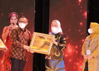 Bupati Bojonegoro saat menerima penghargaan dari Kementerian Dalam Negeri atas prestasi sebagai pemerintah daerah kategori kabupaten dengan Realisasi Pendapatan Daerah Tertinggi Pertama tahun Anggaran 2021.