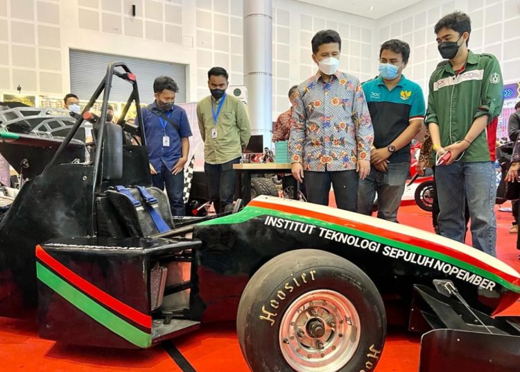 Wagub Jatim Emil Elestianto Dardak menyaksikan keterampilan para builder lokal yang menjadi peserta Indonesia International Motor Show (IIMS) Surabaya 2022 di Grand City Convention Center.