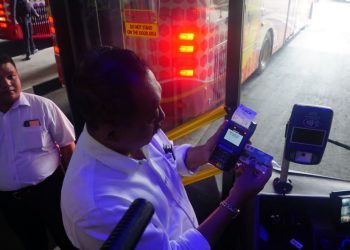 Wakil Wali Kota Surabaya Armuji mendatangi Terminal Intermoda Joyoboyo, lantas menaiki Suroboyo Bus sambil mencoba menggunakan uang elektronik pakai TOB.
