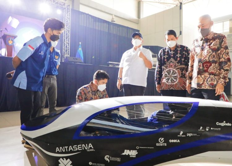 Wakil Gubernur Jawa Timur Emil Elestianto Dardak melihat mobil berbahan energi hidrogen karya mahasiswa Institut Teknologi Sepuluh November (ITS).