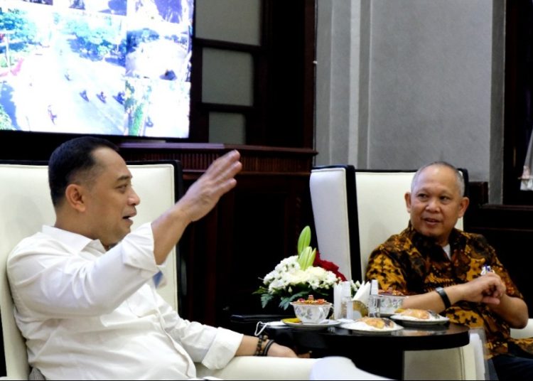 Wali Kota Surabaya Eri Cahyadi bertemu Direktur Jenderal Pembiayaan Infrastruktur Pekerjaan Umum dan Perumahan, Kementerian Pekerjaan Umum dan Perumahan Rakyat (PUPR) RI, Herry Trisaputra Zuna.