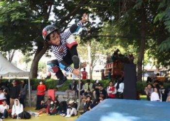 Penampilan salah satu peserta Kejuaraan Skateboard Piala Wali Kota Tahun 2022 di Skate and BMX Park Jalan Ketabang Kali Kota Surabaya.