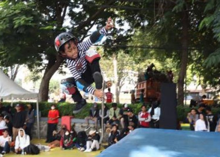Penampilan salah satu peserta Kejuaraan Skateboard Piala Wali Kota Tahun 2022 di Skate and BMX Park Jalan Ketabang Kali Kota Surabaya.