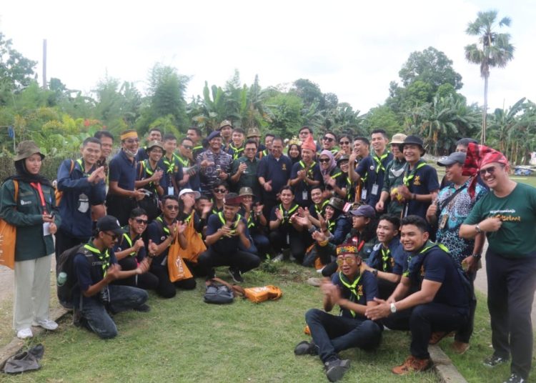 Para.peserta Muhibah Budaya Jalur Rempah Tahun 2022 berfoto bersama setelah melalui pelayaran etape pertama Surabaya-Makkasar.