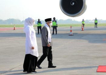 Wakil Presiden RI Ma'ruf Amin bersama Gubernur Jawa Timur Khofifah Indar Parawansa melepas CJH kloter pertama di Bandara Internasional Juanda Terminal 2.
