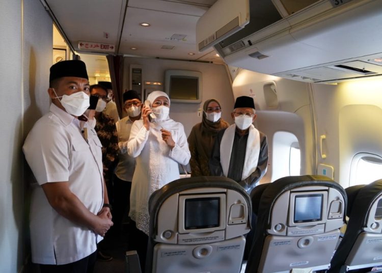 Gubernur Jawa Timur Khofifah Indar Parawansa mendampingi Wakil Presiden RI Ma'ruf Amin melepas 449 jemaah haji kloter pertama asal Jawa Timur.