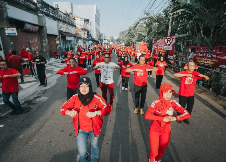 Senam Indonesia cinta tanah air (Sicita) yang dilaksanakan di Jalan Peneleh, di depan kampung Pandean Gang IV, tempat kelahiran Sang Proklamator, Bung Karno.