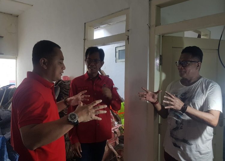 Ketua DPC PDIP Surabaya Adi Sutarwijono bersama pengurus dan kader DPC PDIP Surabaya, termasuk Wali Kota Surabaya Eri Cajyadi anjang sana di rumah kelahiran Bung Karno, Jalan Pandean gang IV Surabaya.