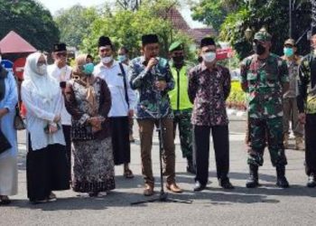 Pelepasan Calon Jemaah Haji (CJH) asal Bojonegoro oleh Ketua DPRD Abdullah Umar dari Pendopo Malowopati.