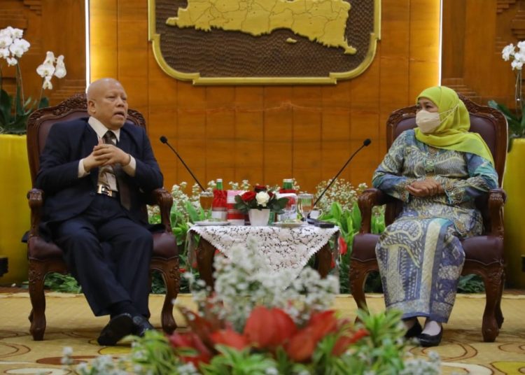 Gubernur Jawa Timur Khofifah Indar Parawansa menerima kunjungan Duta Besar (Dubes) Indonesia untuk Rumania dan Republik Moldova M. Amhar Azeth.