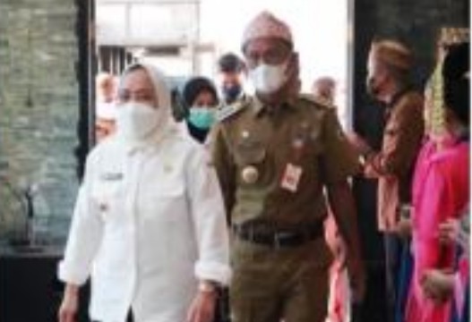 Bupati Bojonegoro Anna Mu'awanah bersama Bupati Tala HM Sukamta.