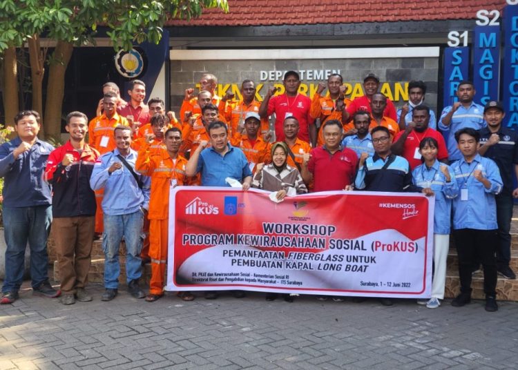 Menteri Sosial Tri Rismaharini berfoto bersama saat lokakarya untuk memberdayakan masyarakat Papua dalam pembuatan kapal long boat.