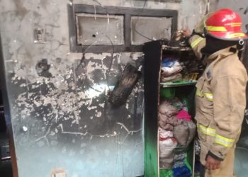 Personel dari Dinas Pemadam Kebakaran dan Penyelamatan Bojonegoro melakukan pemadaman kebakaran.