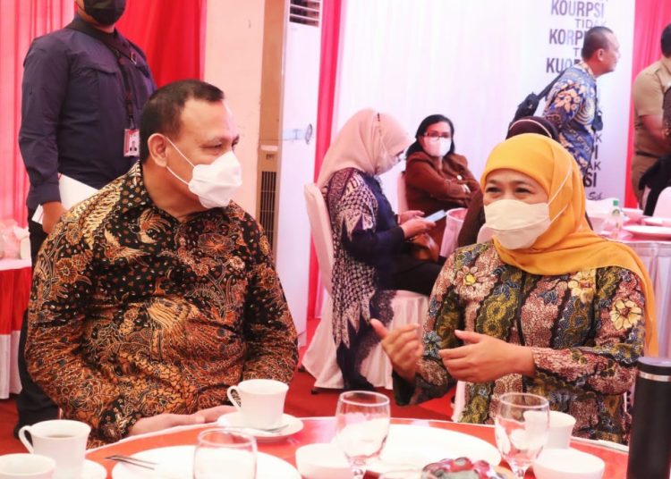Gubernur Jatim Khofifah Indar Parawansa di sela kick off pembentukan percontohan desa antikorupsi dilakukan di lapangan samping jantor Desa Pakatto Kecamatan Bontomarannu Kabupaten Gowa Provinsi Sulawesi Selatan.