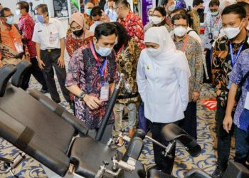 Gubernur Jatim Khofifah Indar Parawansa meninjau pameran alat kesehatan di Grand City Convex Surabaya.