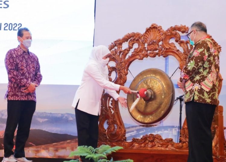 Gubernur Khofifah saat membuka Seminar Perumahsakitan Ke-16 Perhimpunan Rumah Sakit Seluruh Indonesia (Persi) Wilayah Jatim dan Hospital Expo XVI di Grand City Convex Surabaya.