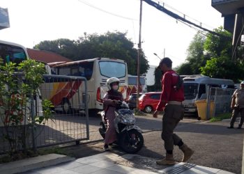 Pasukan Sobo Ratan atau pasukan sepeda di pedestrian dan Traffic Light (TL) berkelilIng Surabaya untuk mengembalikan fungsi pedestrian.
