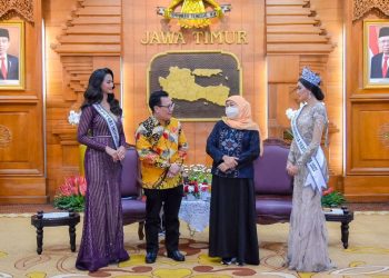 Gubernur Jawa Timur Khofifah Indar Parawansa menerima kunjungan Runner-Up 2 Putri Indonesia 2022 sekaligus Putri Indonesia Pariwisata 2022, Adinda Chreseilla, di Gedung Negara Grahadi.