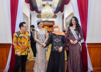 Gubernur Jawa Timur Khofifah Indar Parawansa menerima kunjungan Runner-Up 2 Putri Indonesia 2022 sekaligus Putri Indonesia Pariwisata 2022, Adinda Chreseilla, di Gedung Negara Grahadi.