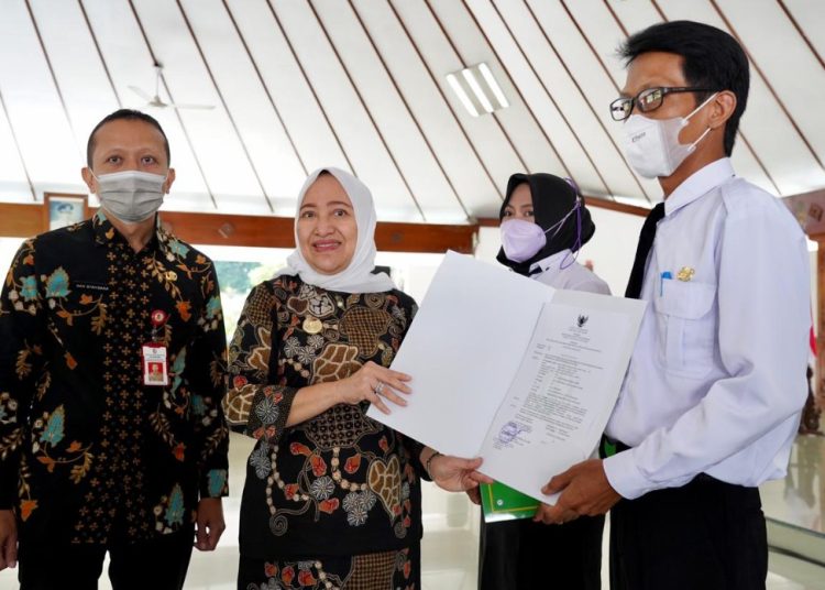 Bupati Bojonegoro Anna Mu'awanah menyerahkan SK PPPK guru di pendopo Malowopati.