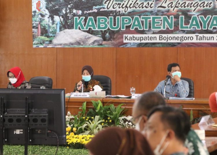 Verifikasi Lapangan Hybrid Kabupaten Layak Anak oleh Kementerian Pemberdayaan Perempuan dan Perlindungan Anak yang diikuti Sekretaris Daerah dan kepala OPD di Gedung Angling Dharma.