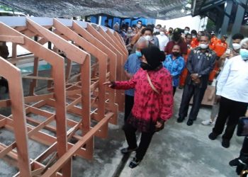 Menteri Sosial Tri Rismaharini melihat kerangka kapal dalam program pelatihan membuat kapal untuk masyarakat Papua di  Teknik Perkapalan Institut Teknologi Sepuluh November Surabaya.