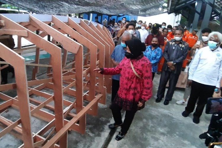 Menteri Sosial Tri Rismaharini melihat kerangka kapal dalam program pelatihan membuat kapal untuk masyarakat Papua di Teknik Perkapalan Institut Teknologi Sepuluh November Surabaya.