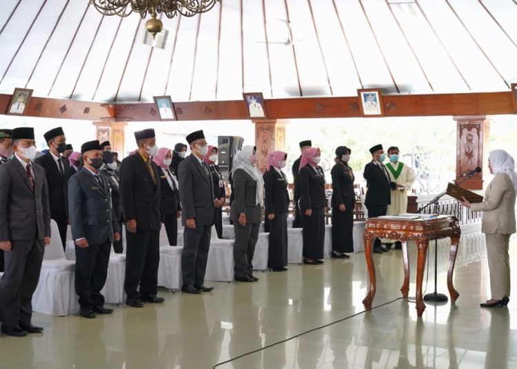 Bupati Bojonegoro Anna Mu'awanah melantik pejabat struktural dan fungsional di Pendopo Malowopati.